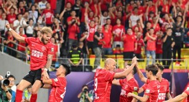 蓉城足球队夺冠：张玉宁鼓舞士气，成都蓉城跃居联赛榜首